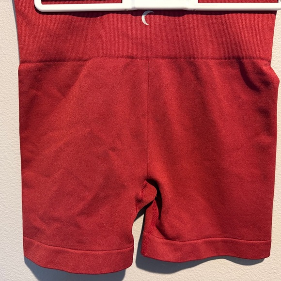 ZYIA 2 pairs of Women’s Seamless Hustle Shorts Green/Red - Picture 4 of 5